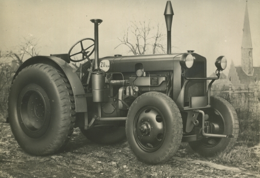 RS 01/40 Pionier vor der Kirche Weienborn